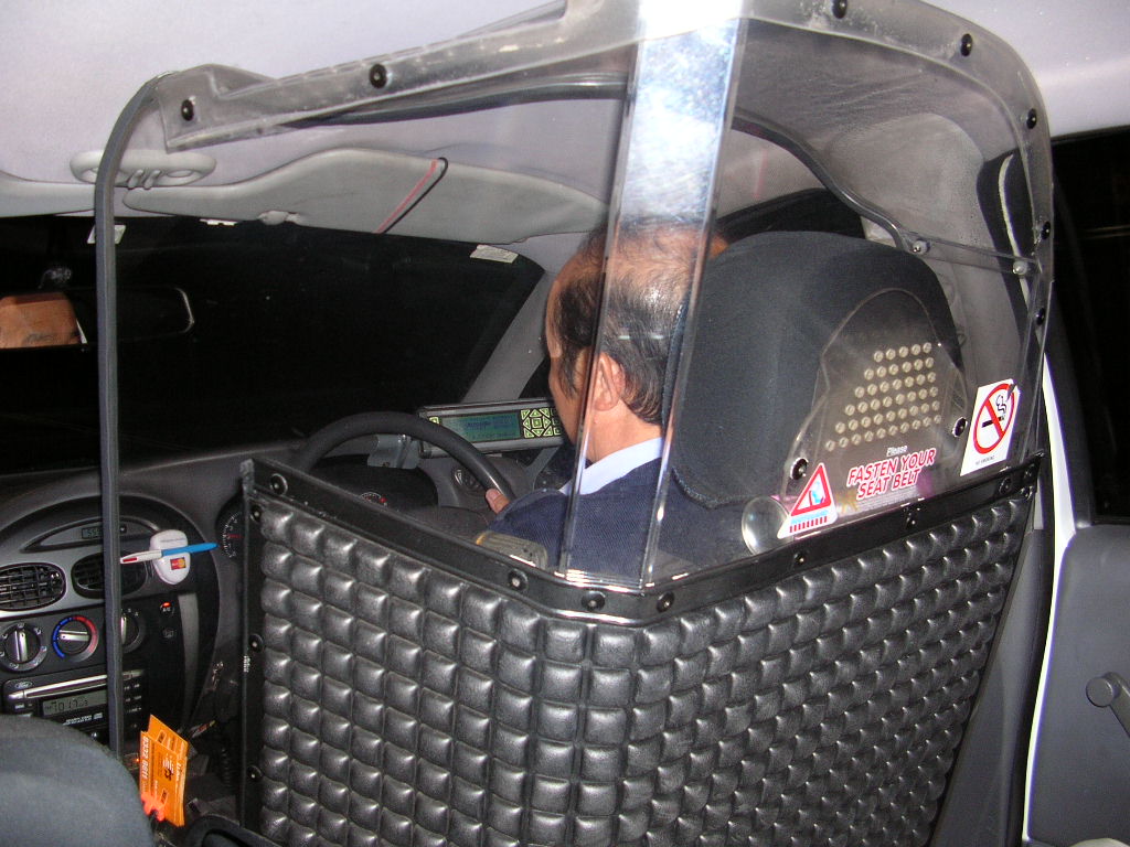 シドニーのタクシードライバーとの会話は大声で！